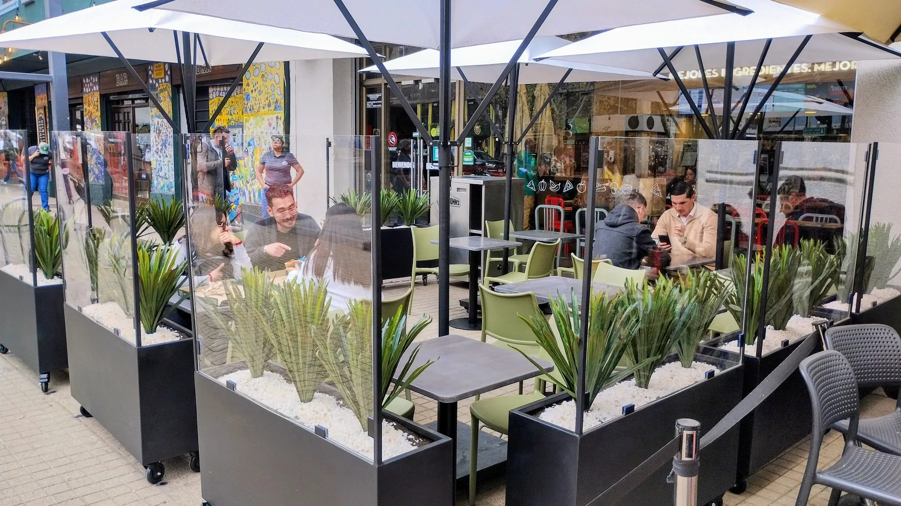 Terraza comercial intervenida por Buildco