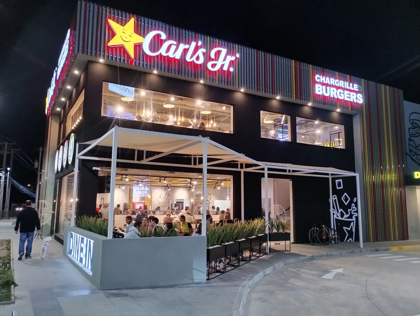 Terraza Carl's Jr. Machalí